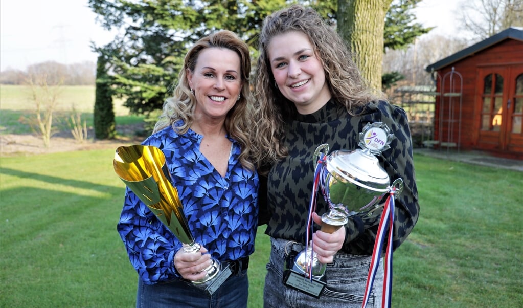Jolanda (links) en Imke met bekers voor het Nederlands kampioenschap.