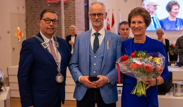 Leo Philipsen met lintje en met zijn vrouw Ans en loco-burgemeester Cor Vervoort. 