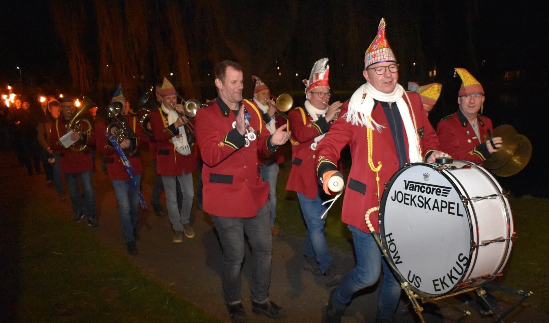 Onder aanvoering van de joekskapel trok de fakkeloptocht naar De Alverman