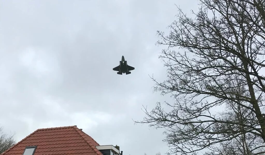 Een F-35 scheer over de daken van huizen in Friesland. 