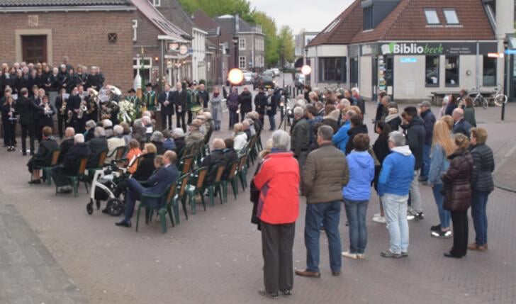 Een foto van een eerdere dodenherdenking in Vierlingsbeek. 