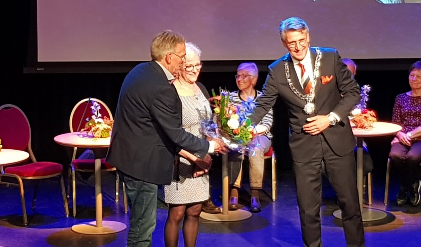 Waarnemend burgemeester Hillenaar reikte de onderscheidingen (en de bloemen) uit. 