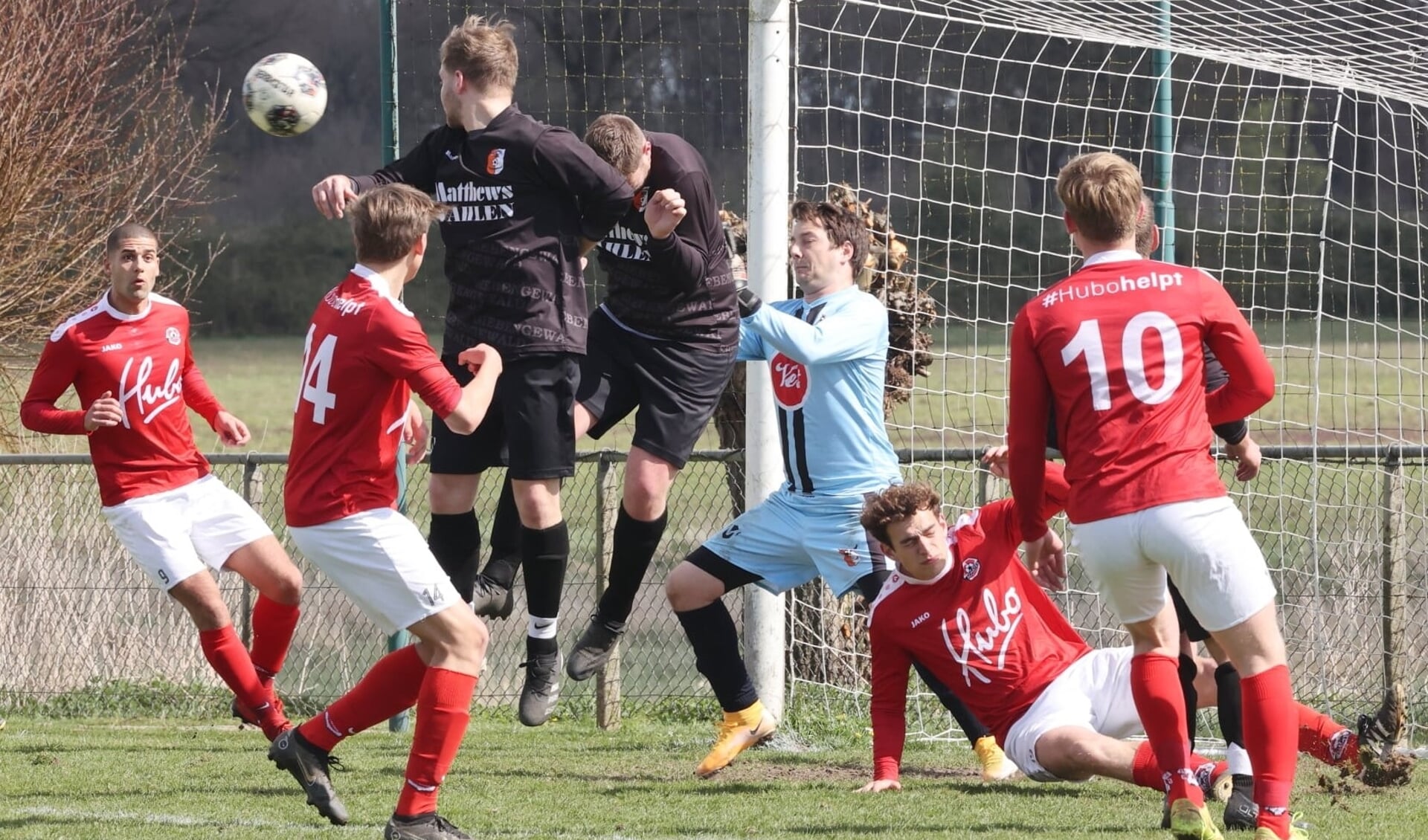 Een scrimmage voor het doel van Stormvogels