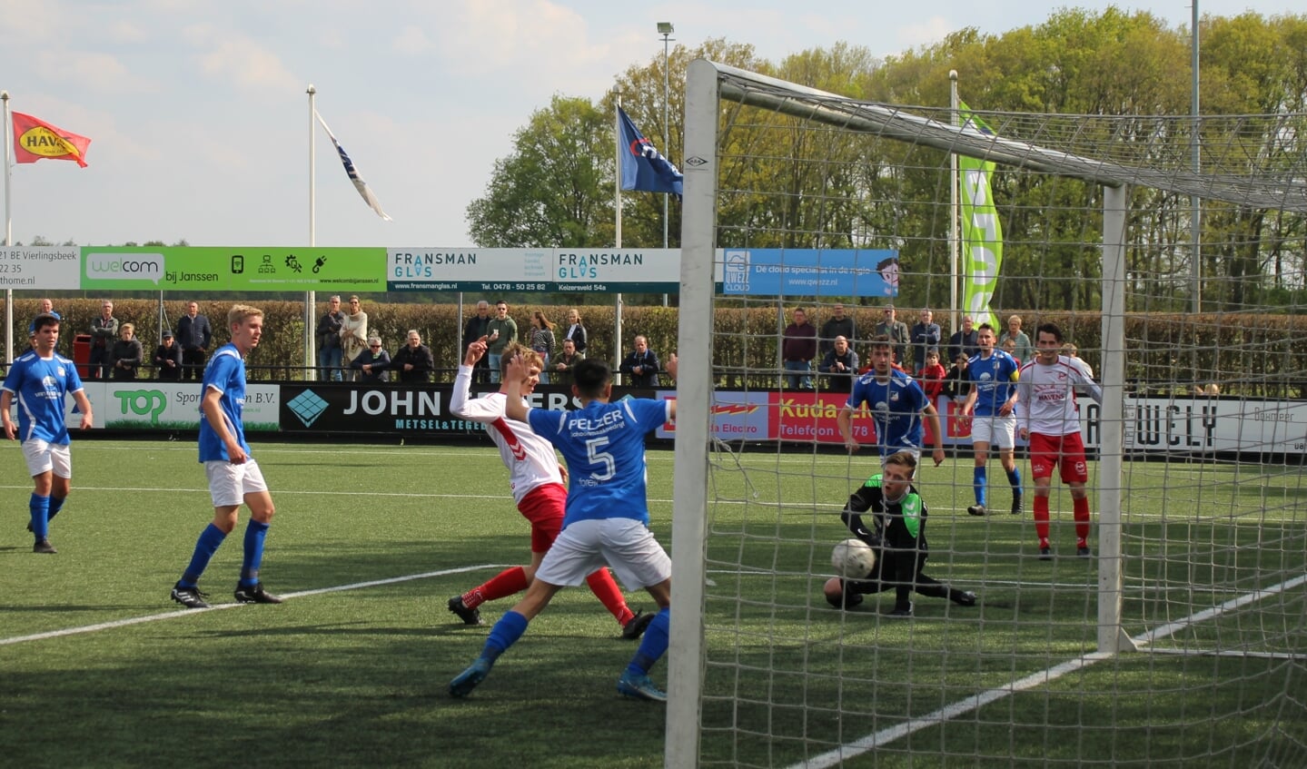 Stijn van den Broek maakt na vijf maanden blessureleed de verlossende 4-1 voor Volharding.