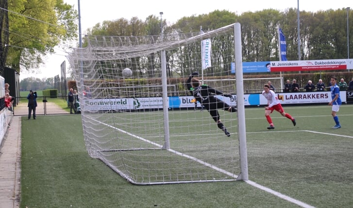 Volharding-aanvaller Vincent Buijssen scoort met het hoofd de 2-0, zijn 17e treffer van het seizoen.
