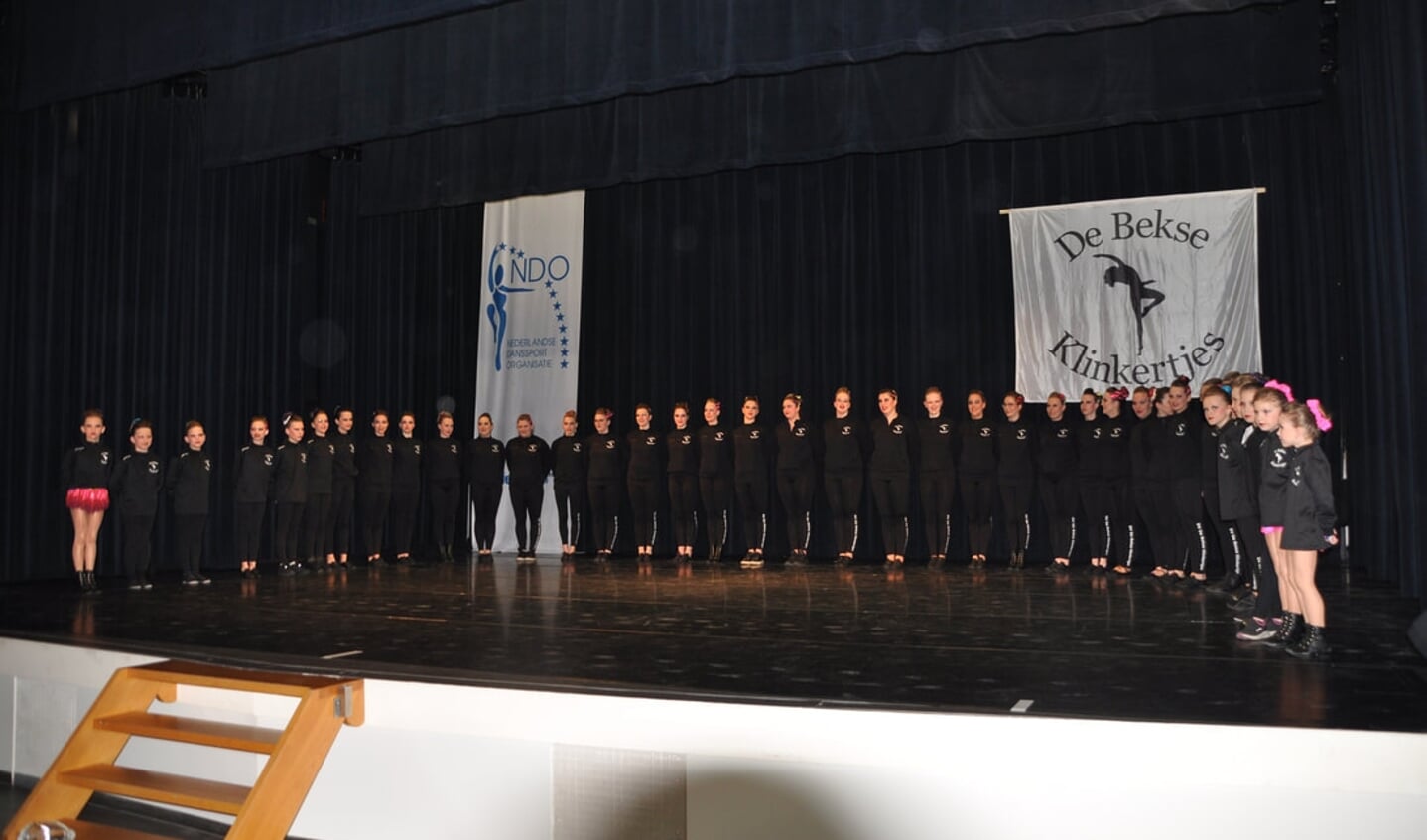Dansvereniging De Bekse Klinkertjes op het podium.
