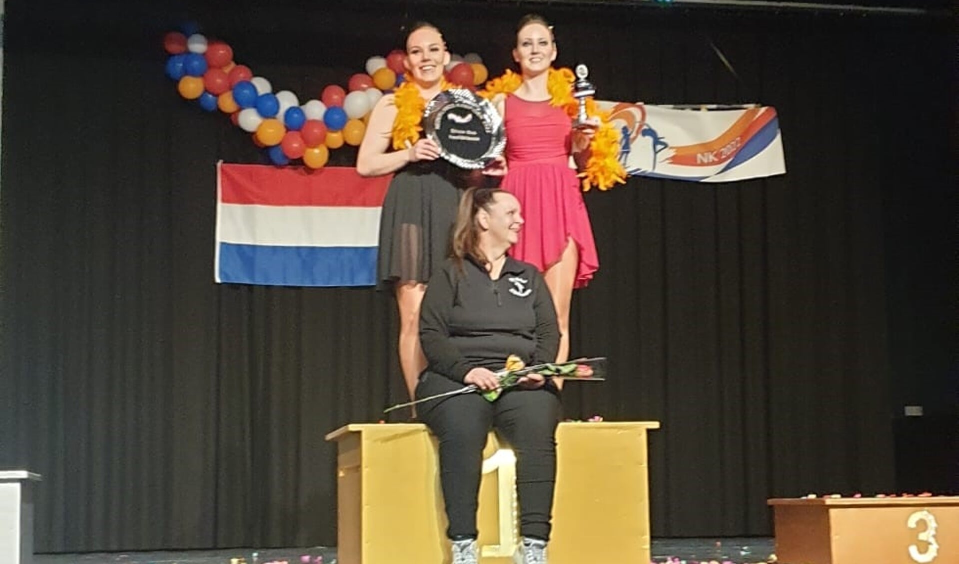 Willemien Geurts en Priscilla de Boer stralen samen met hun trainster Henriëtte van Rosmalen.  