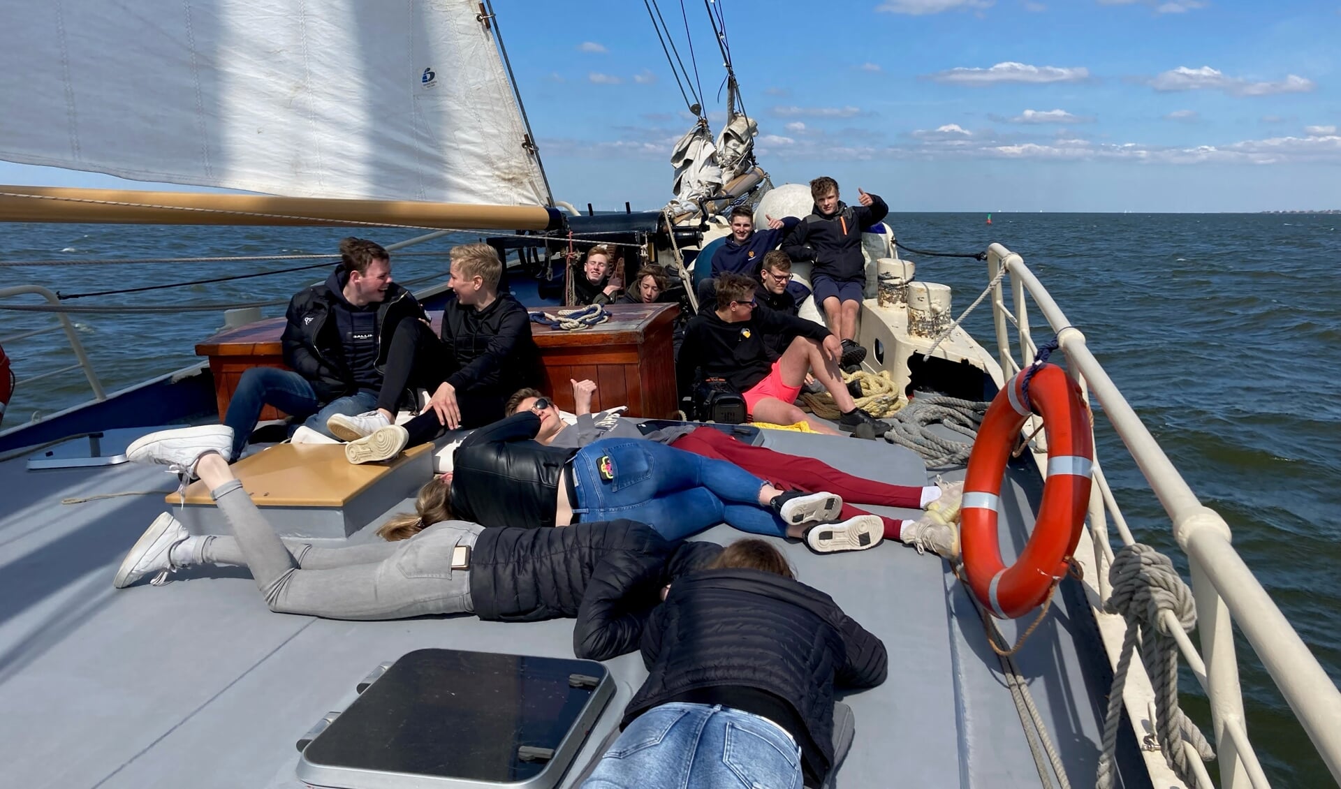 Eindexamenleerlingen vmbo, havo en vwo van Metameer Stevensbeek op zeilkamp.