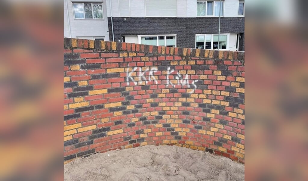 Bekladding met graffiti bij basisschool Petrus' Banden.