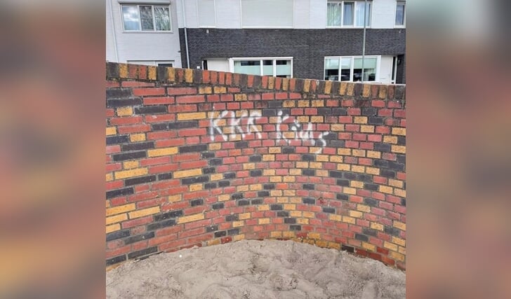 Bekladding met graffiti bij basisschool Petrus' Banden.