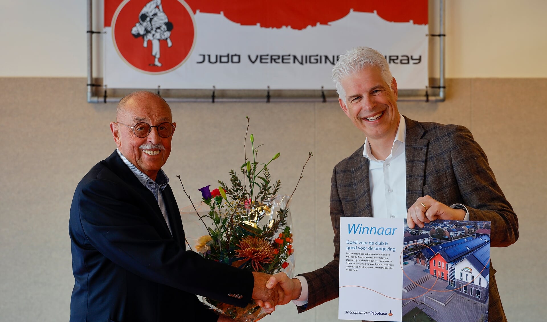 Jan van Bussel (links) nam de cheque in ontvangst.