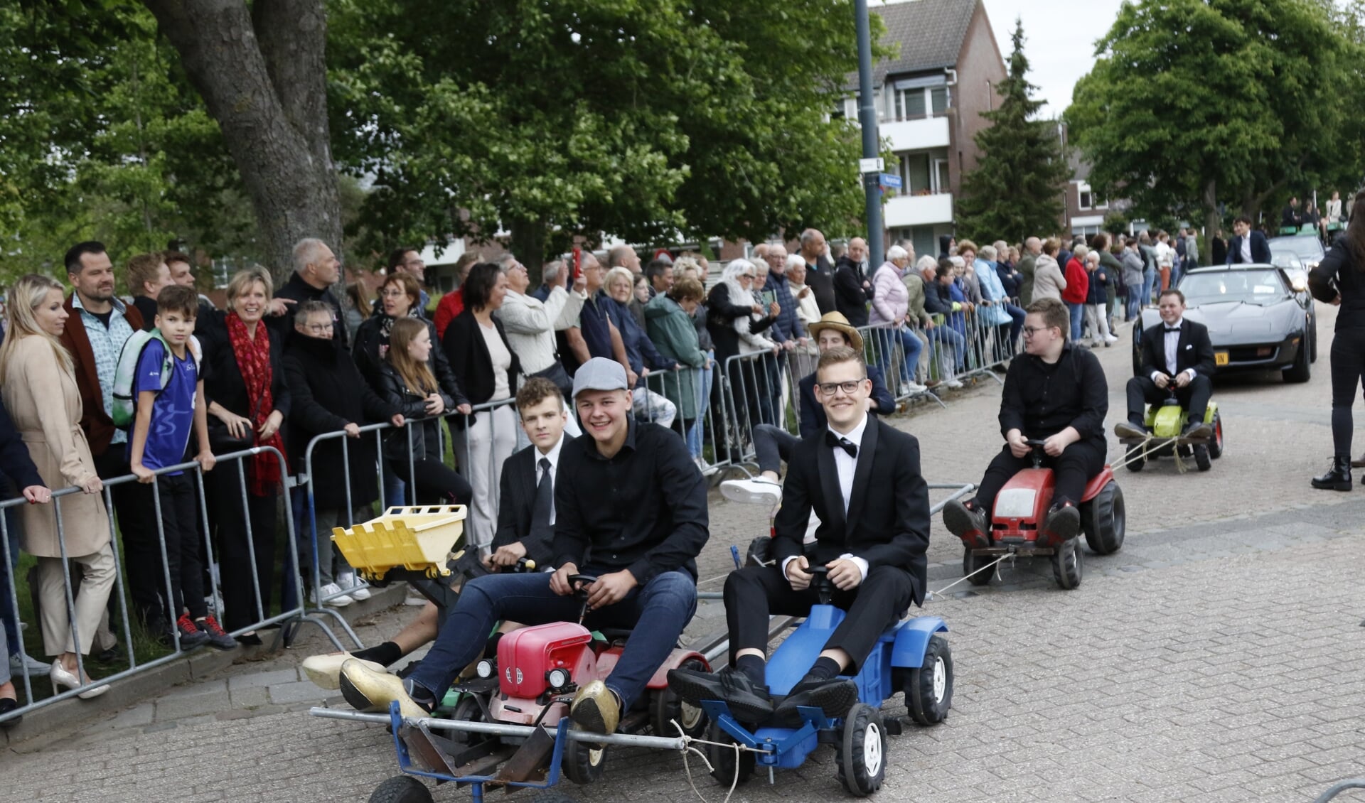 Eindexamenleerlingen Vmbo-t van de locatie Metameer Stevensbeek reden in de stoet naar het galabal met hun mini-tractors. 