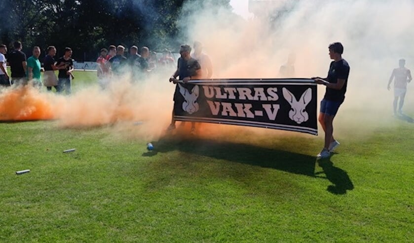 De harde kern van SV Venray zorgt voor sfeer...