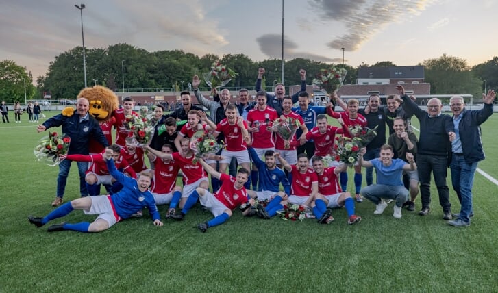 De voetballers van Venray pakten op donderdagavond 12 mei de titel op bezoek bij Chevremont in Kerkrade.