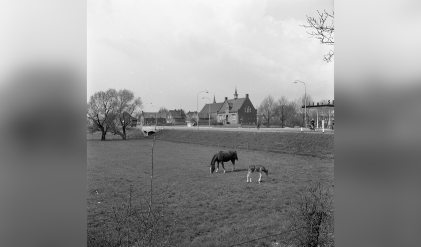 Midden op de foto het oude gemeentehuis van Wanssum.