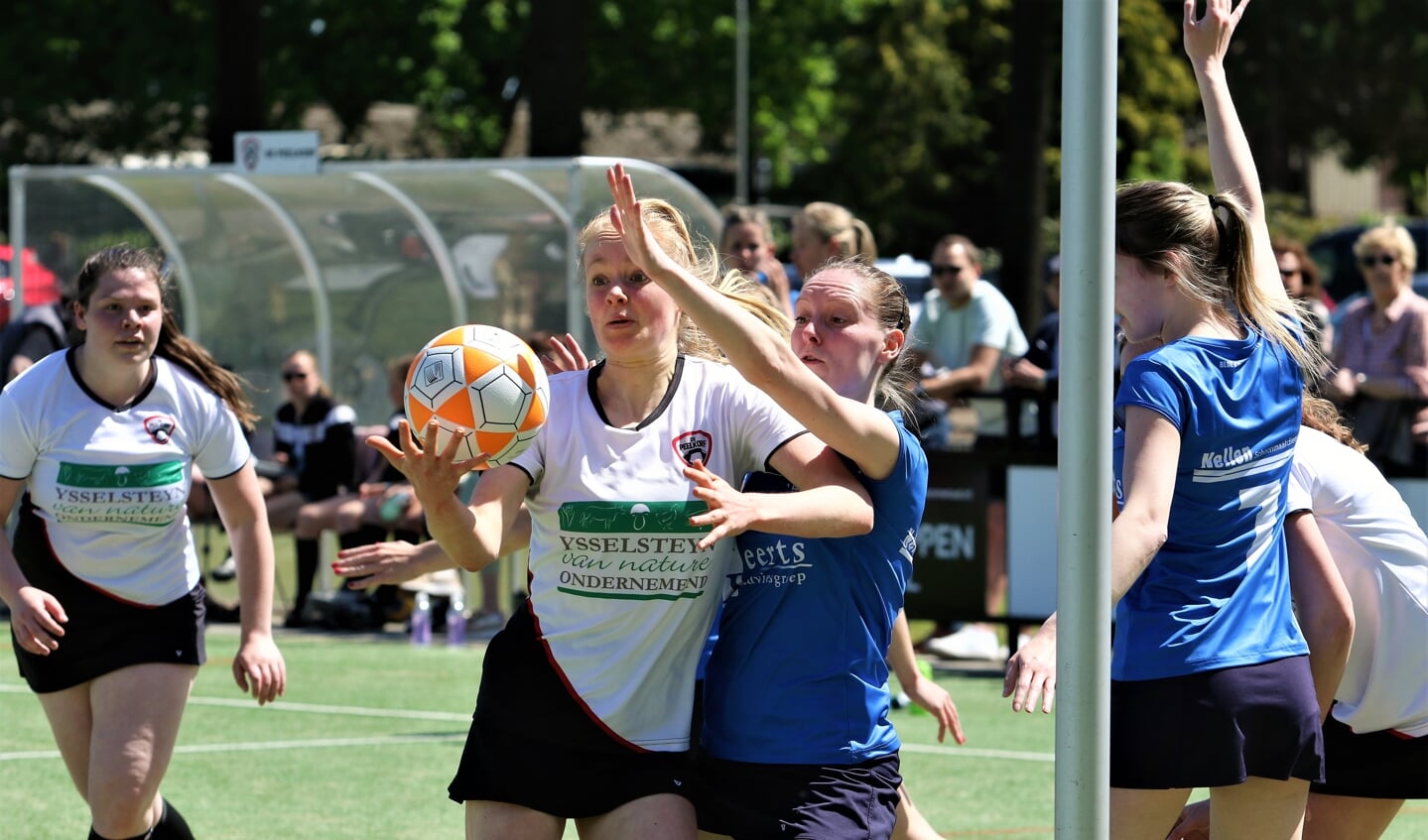 Lieke van Bussel (midden) wordt fel geattaqueerd.