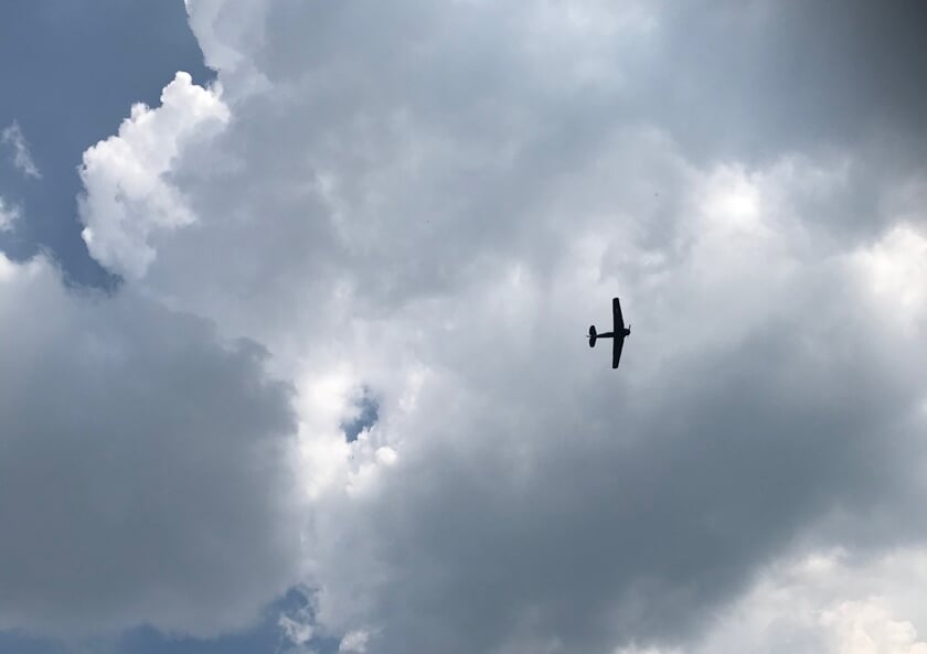 Fly-by van Harvard-vliegtuig als eerbetoon.