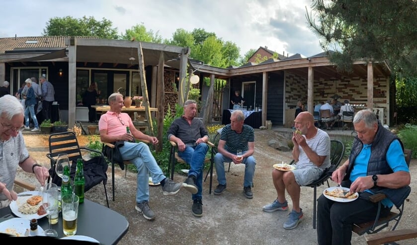 Gezamenlijk genieten tijdens de afsluitende barbecue.