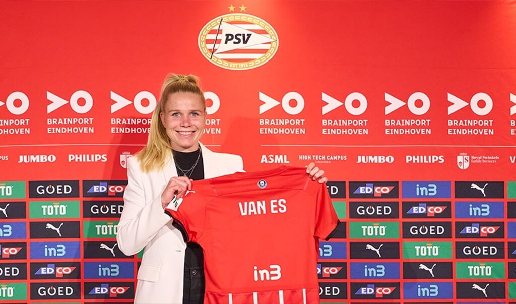 Kika van Es uit Groeningen maakt de overstap van FC Twente naar PSV. 