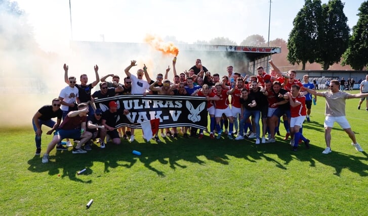 Feest op sportpark De Wieën, waar SV Venray het behalen van het kampioenschap nogmaals viert. 