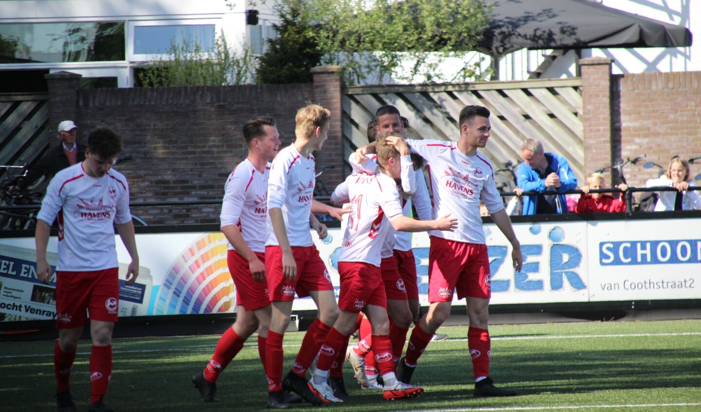 Stan Jakobs is het middelpunt van de feestvreugde na de door hem gescoorde 2-1.