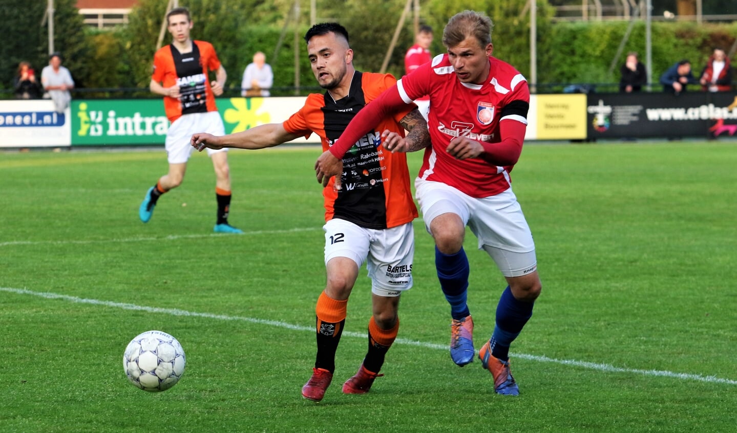 Niek Versteegen (r) scoorde een onvervalste hattrick.