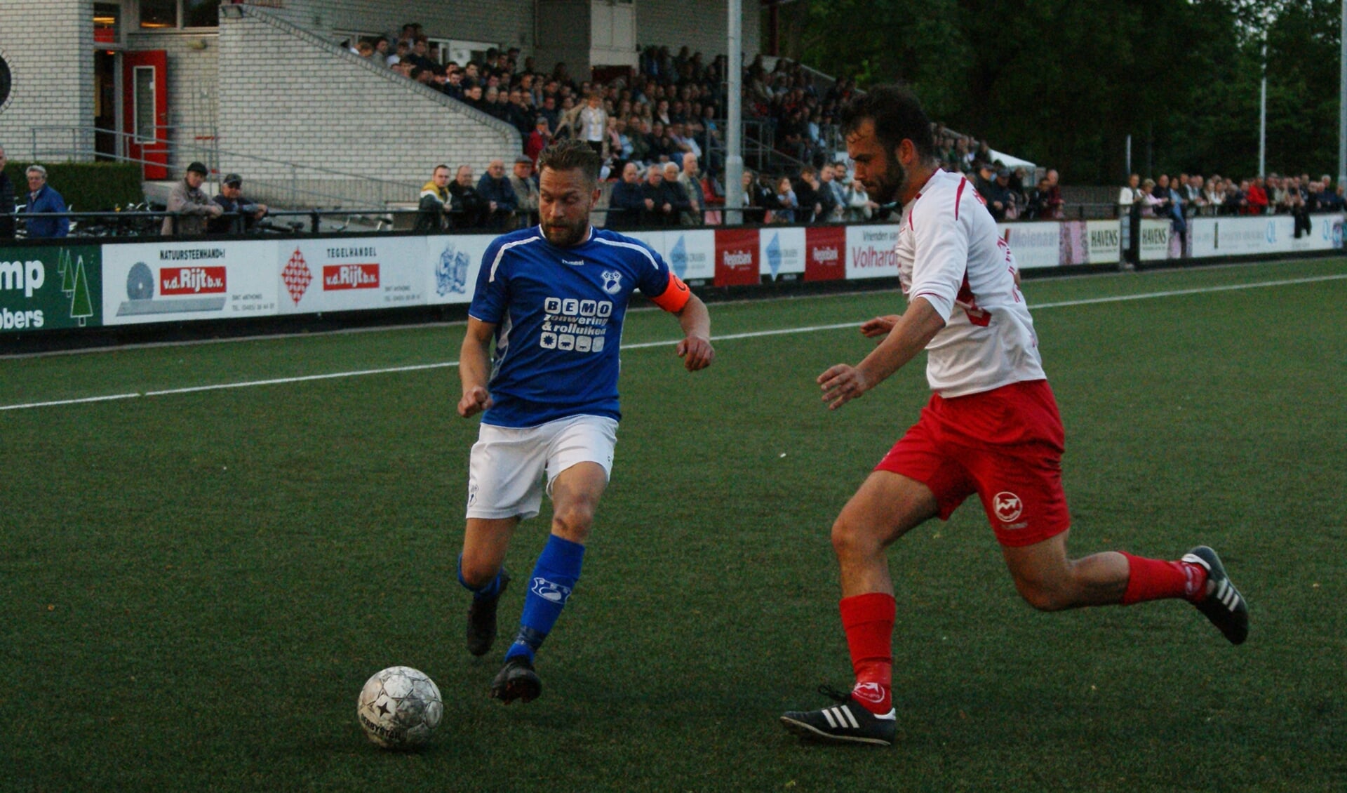 Volharding-verdediger Teun Jacobs in duel. 