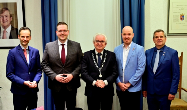 Gemeentesecretaris Mariman, wethouder Rodoe, burgemeester Gradisen, en wethouders Dillerop en Herings.