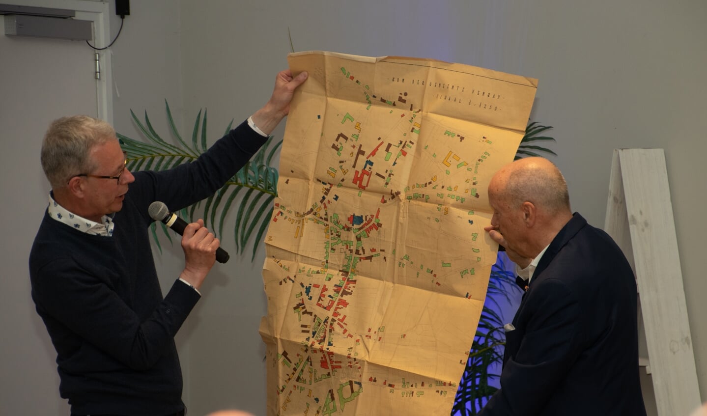 Paul van Meegeren (links) en Nico Nelissen houden de verwoestingskaart van Venray vast.