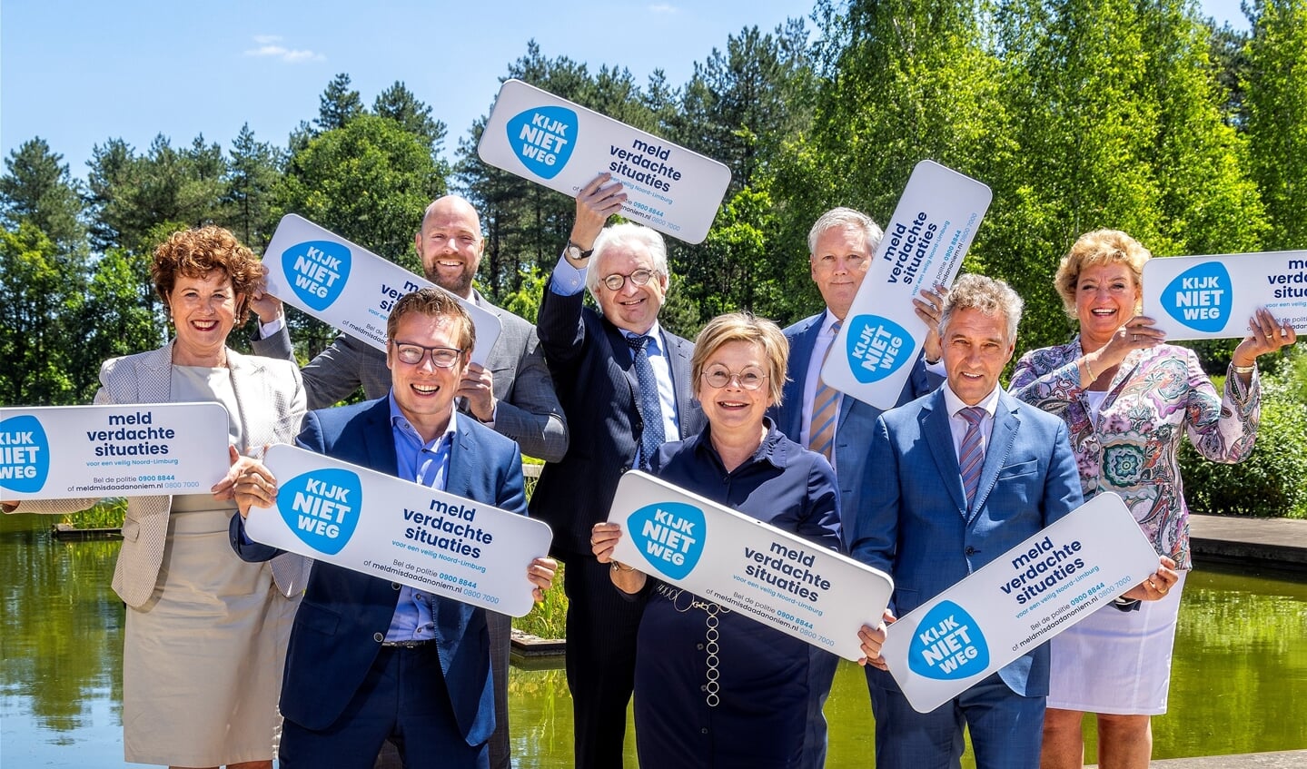Acht Noord-Limburgse burgemeesters gaven het startsein voor de campagne Kijk Niet Weg!.