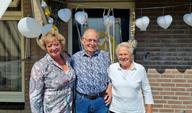 <p>Burgemeester Pelzer met het diamanten echtpaar</p>