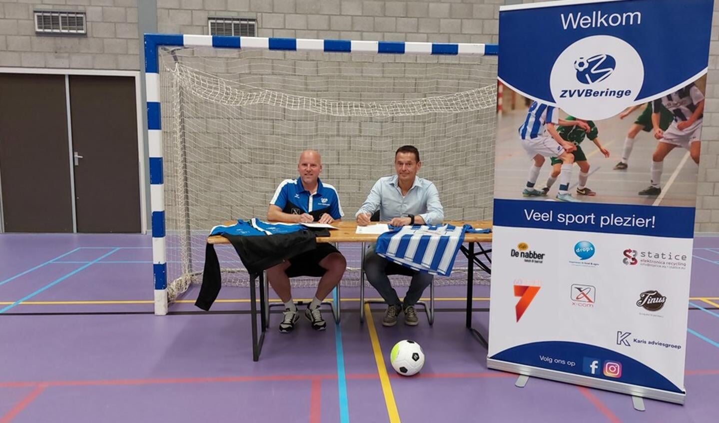 Frank Brands zet zijn handtekening onder het contract met ZVV Beringe. 