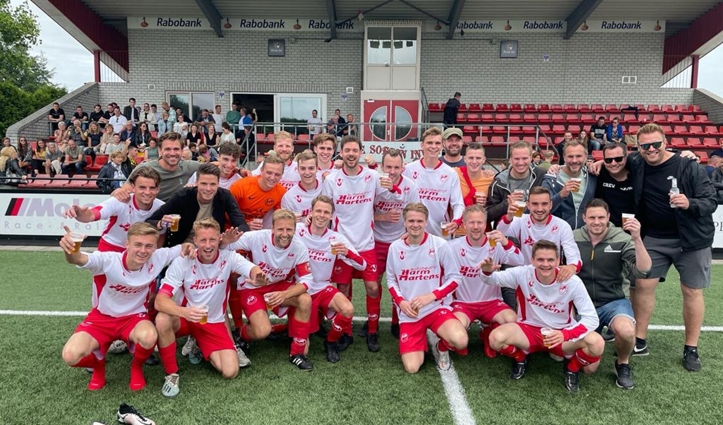Volharding 3 viert feest na de promotie naar de reserve eerste klasse.