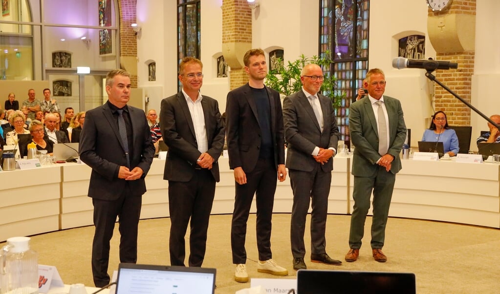Martin Leenders (links), Wim de Schryver, Daan Janssen, Erik van Daal en Jan Jenneskens worden voor vier jaar benoemd als wethouder.