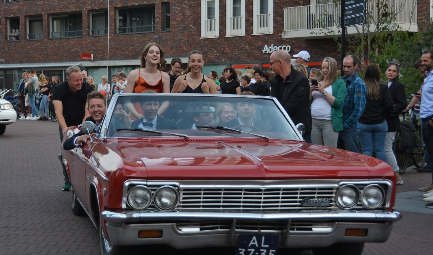 Verschillende oldtimers begaven het vrijdagavond, ook deze auto moest een handje geholpen worden maar dat mocht de pret niet drukken.