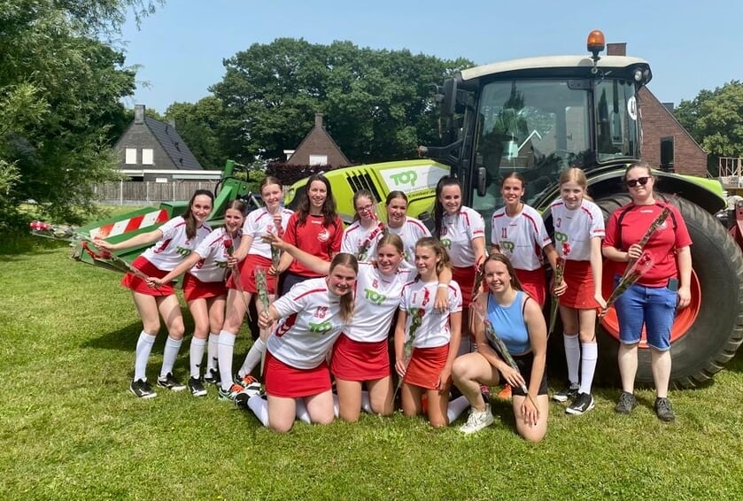 DES B1 viert feest na het behalen van de titel.