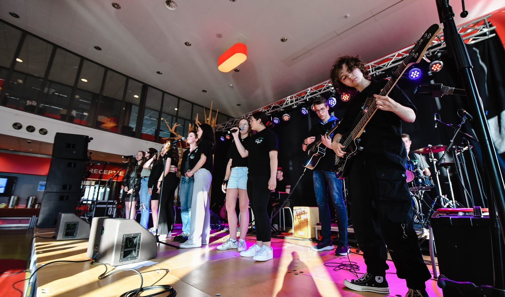 De schoolbands The Wednesdays van Metameer jenaplan Boxmeer en Its Music van Metameer Stevensbeek.