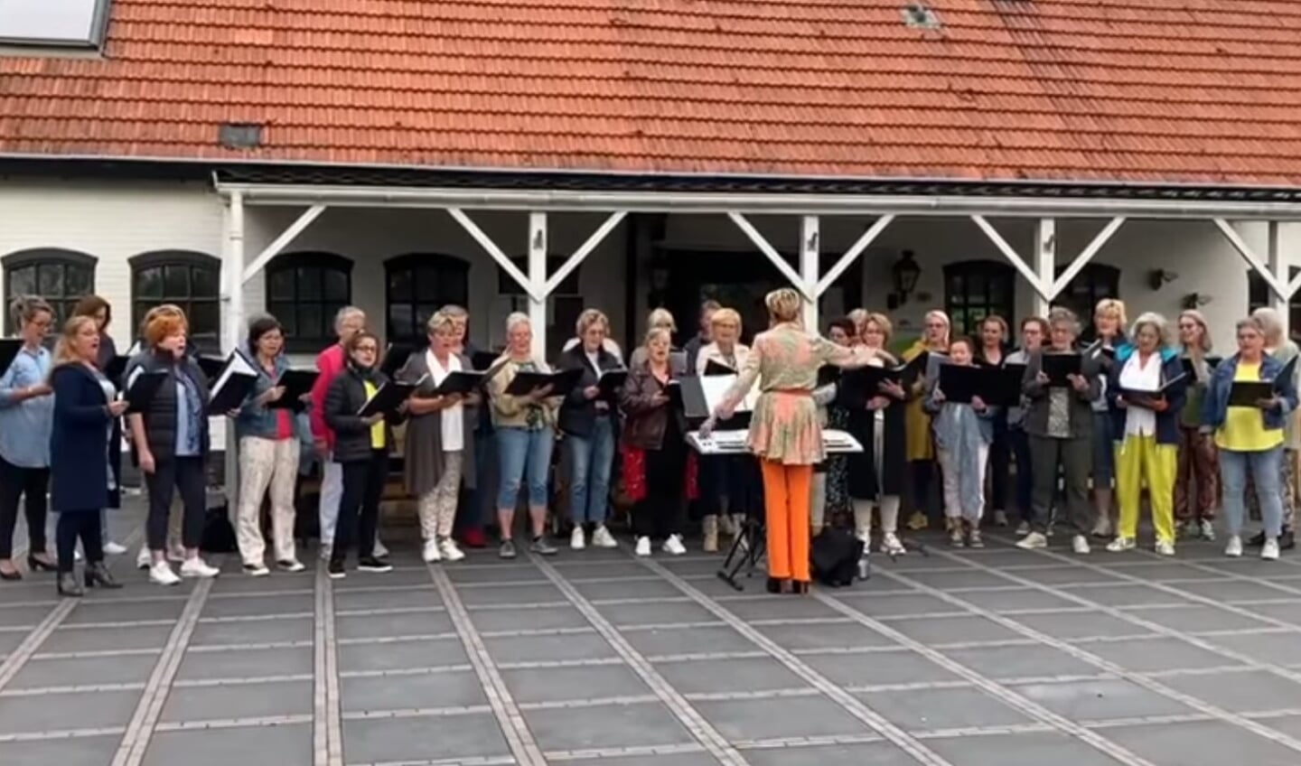 Gezamenlijk optreden van Vocal Group Joy en Challenge in Heijen