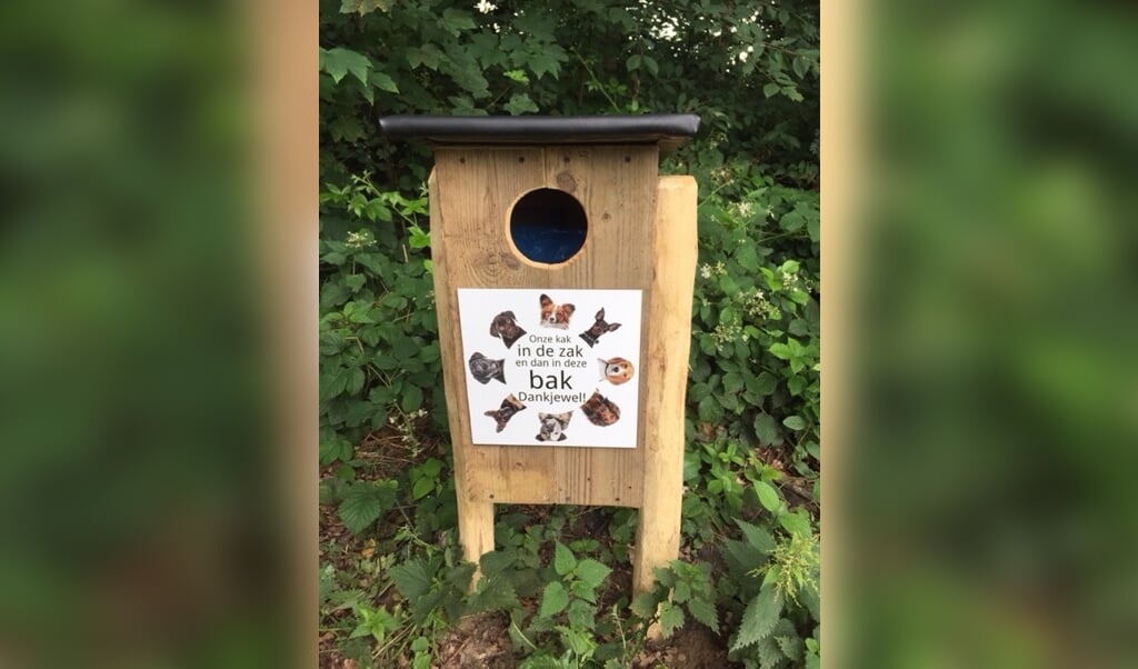 Op strategische plekken in Vierlingsbeek staan zogeheten kakbakken voor zakjes met hondenpoep 