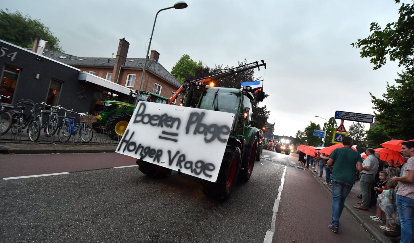 Ook in Venray protesteren boeren tegen de stikstofplannen van het kabinet, zoals donderdag op de Raadhuisstraat.