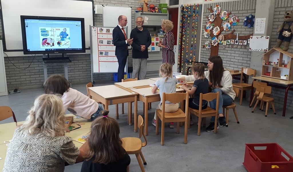 Onderwijswethouder Joost Hendriks laat zich informeren over onderwijs aan Oekraïense leerlingen. 