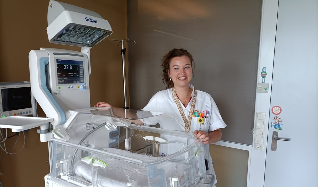 Kinderverpleegkundige Anne Bongers bij een van de super-de-luxe couveuses. 
