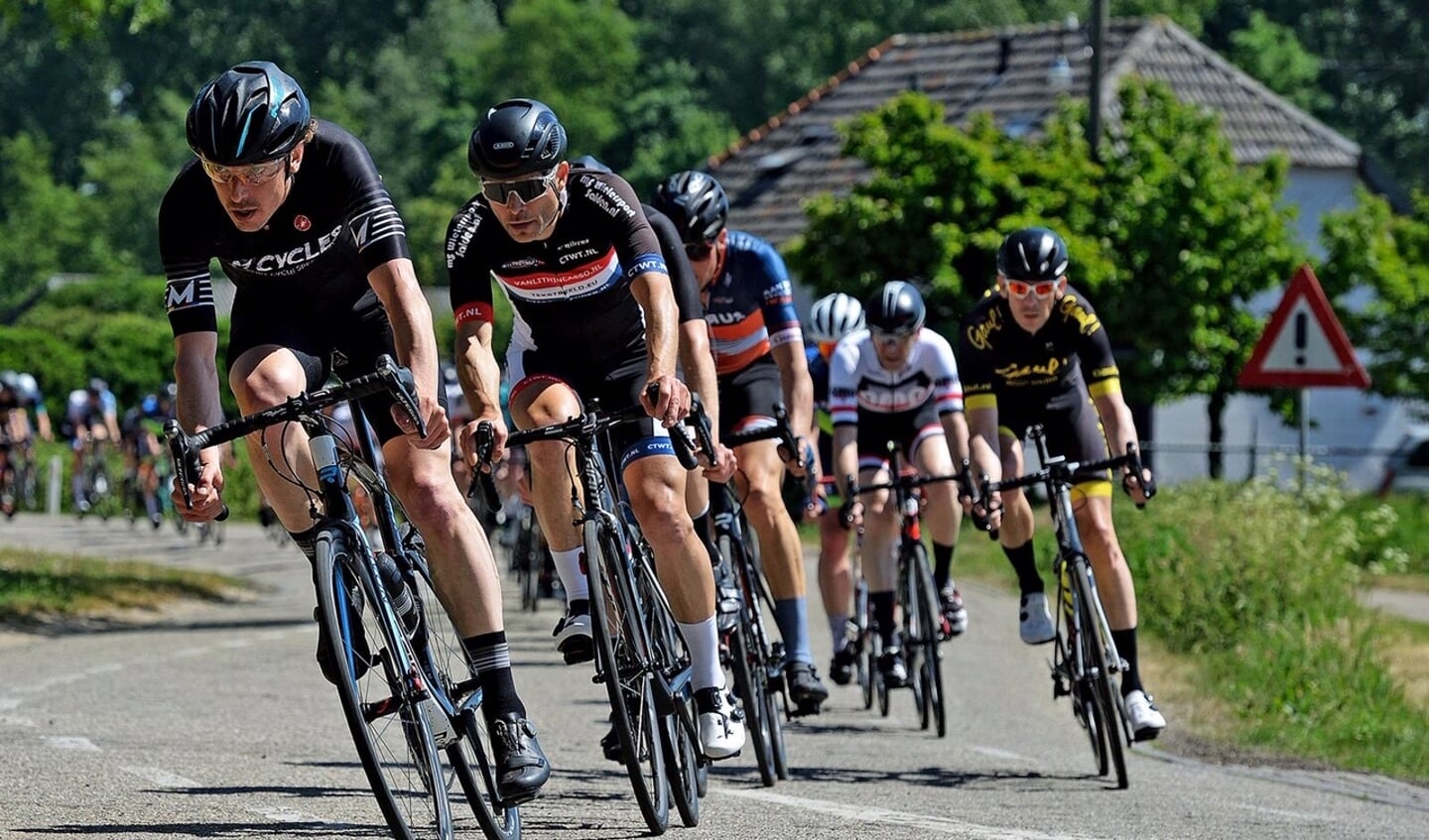 Kristian Michiels voert het peloton aan tijdens de Kasteelronde van Mill.
