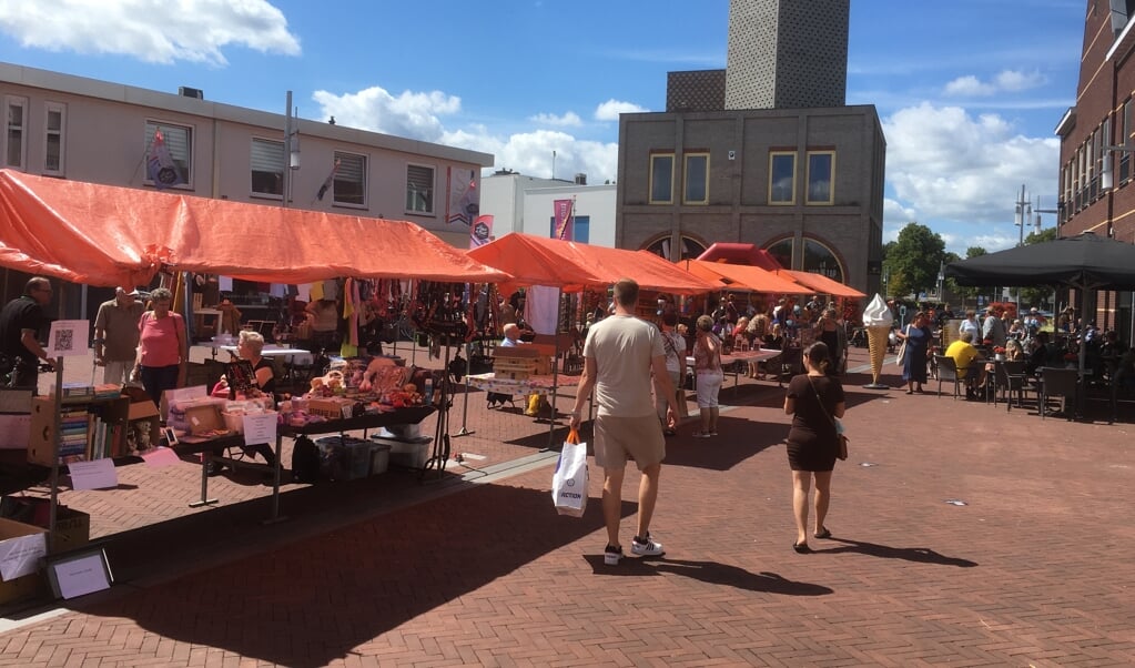 De eerste zomermarkt op plein Mosaïque
