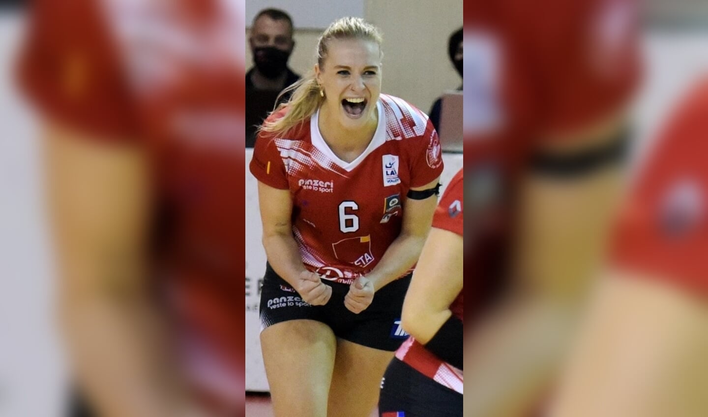 Lynn Blenckers juicht na een score voor Saint-Raphaël Var, de club die ze verruilt voor Venelles.
