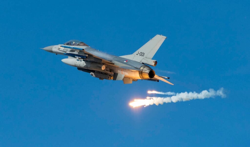F-16's gooien bommen op Vliehors, Vlieland. (foto ter illustratie)