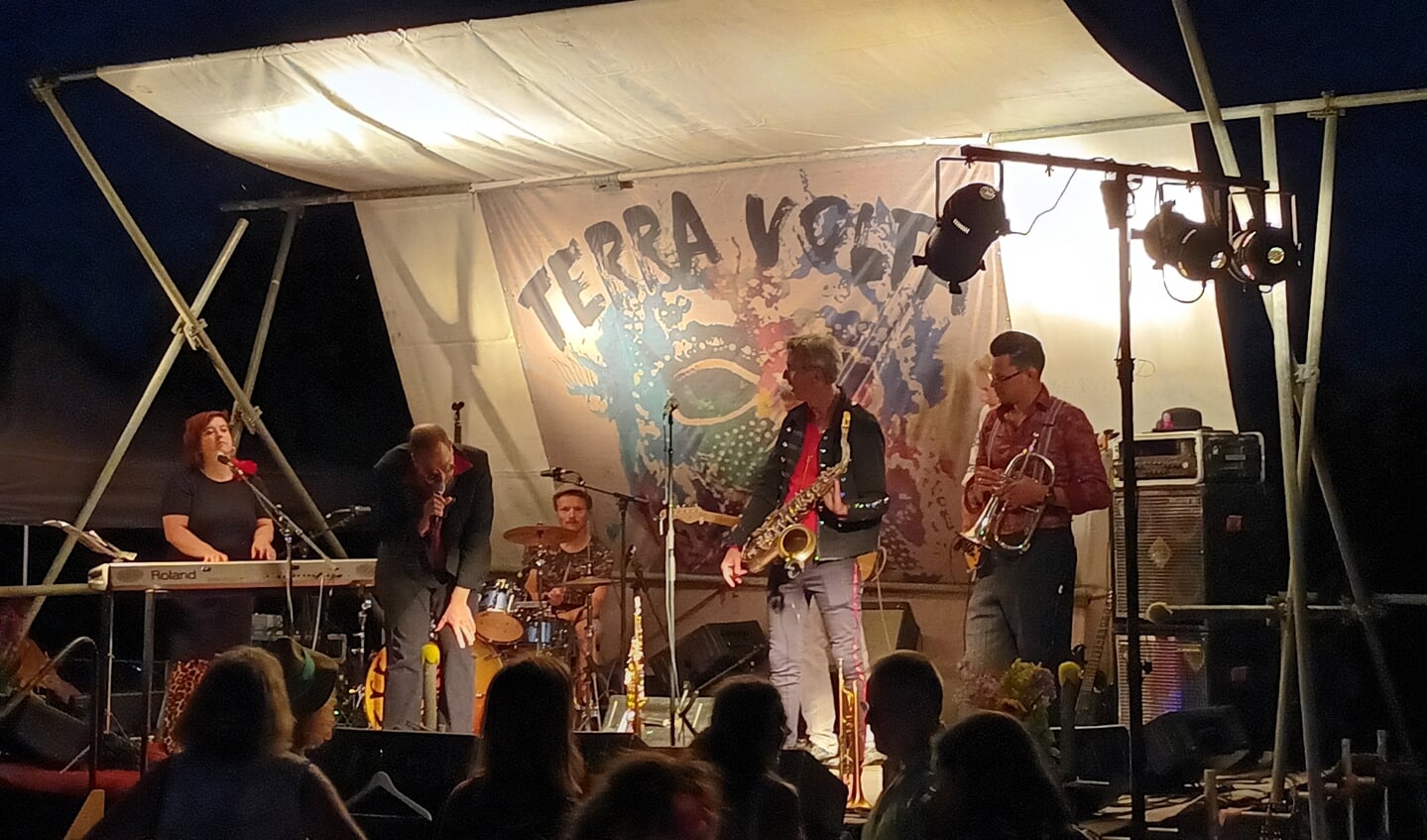Wereldband Terra Volta in de festivalweide. 