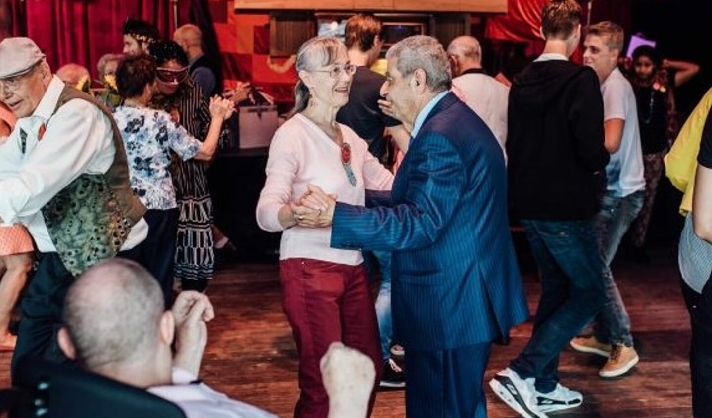 Gezellig dansen tijdens de KBO Dansmiddag