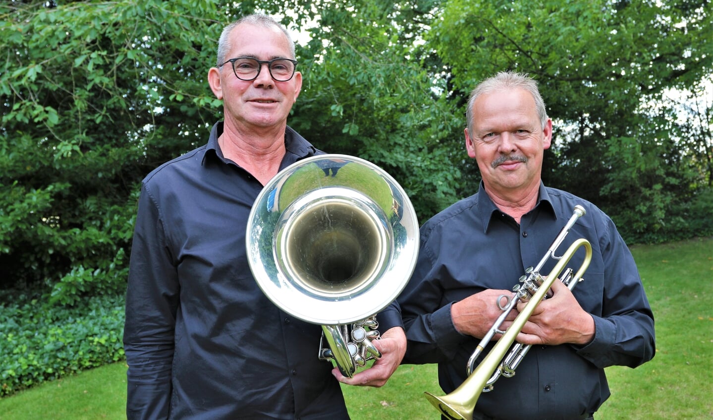 Jubilarissen Jan Janssen (links) en Alex van Rattingen.