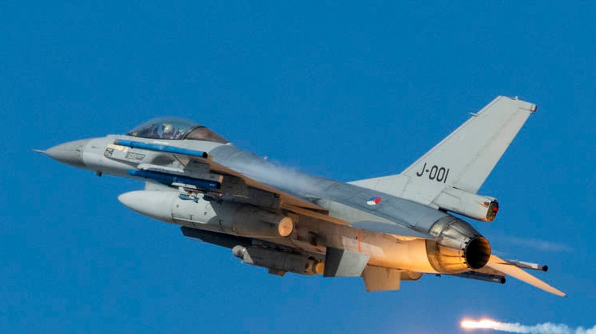F-16's in de lucht boven Vlieland. 
